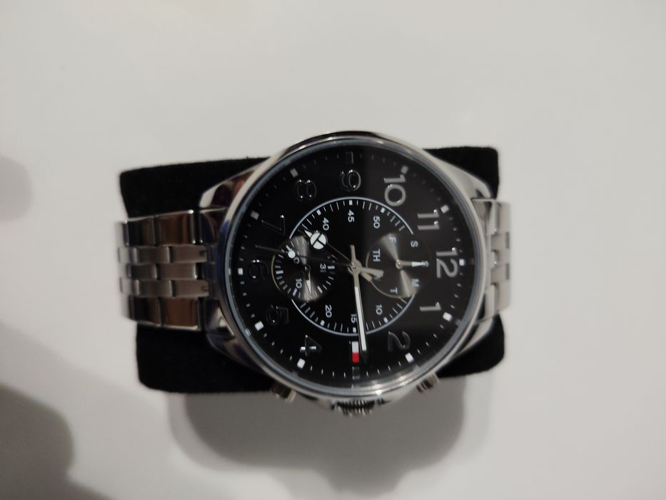 Ceas bärbätesc Tommy Hilfiger - cadran
negru, brätarä metalica