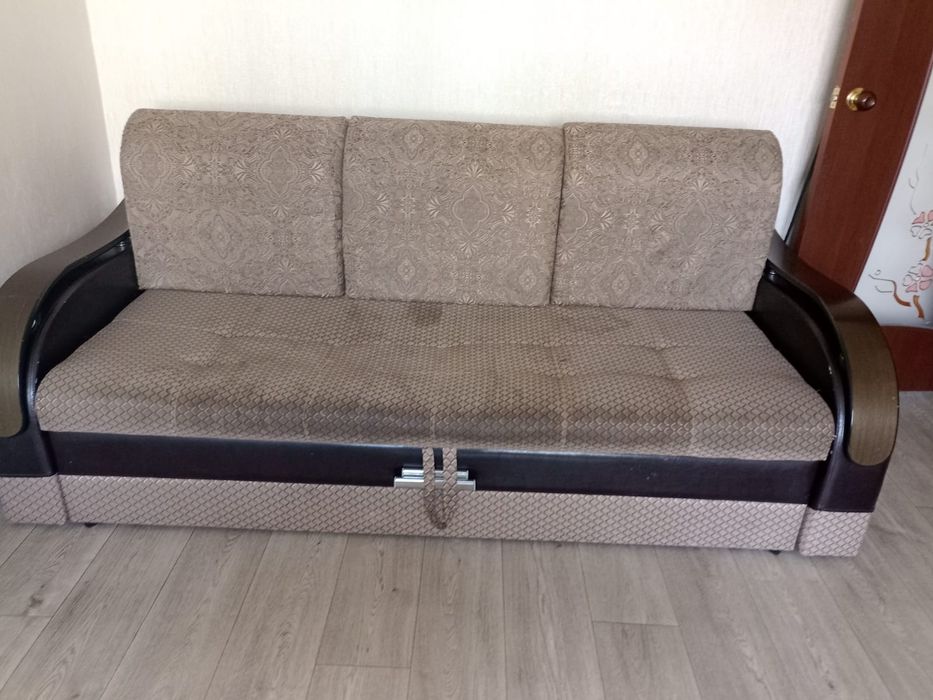 Продам диван раздвижной с полками самовывоз