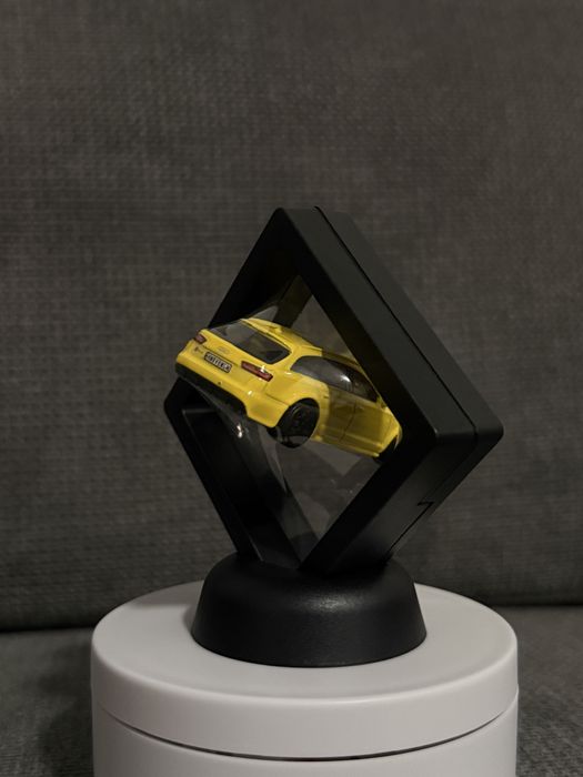 Cadru 3D cu macheta auto in centru