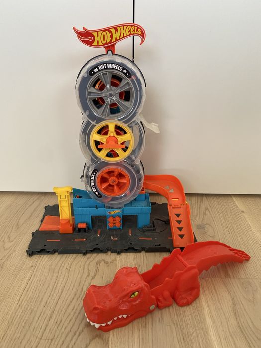 Hot Wheels писта Градски център за гуми Mattel