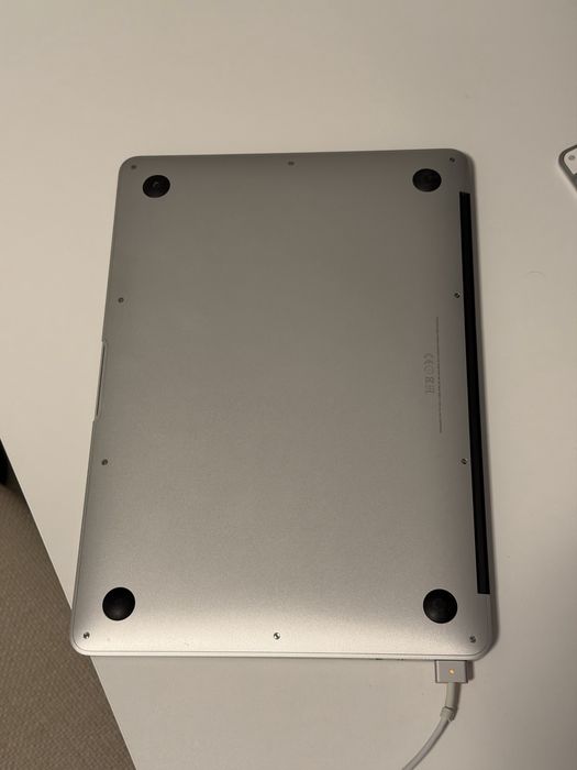 MacBook Air 13” early 2015 I5 putin utilizat