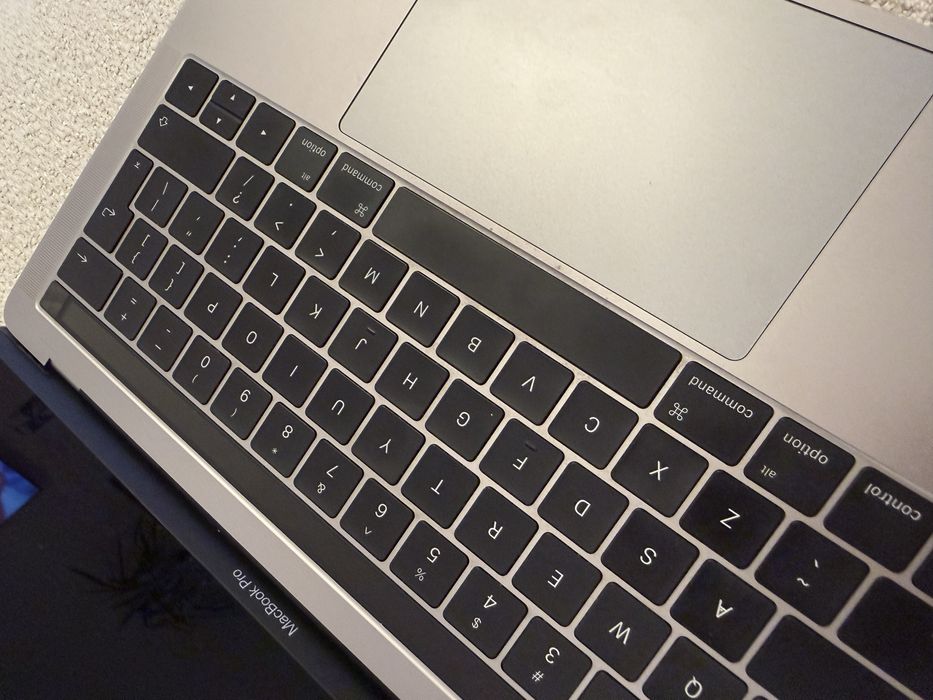 MacBook Pro 13” (2016) – Intel i5, 8GB RAM, 256GB SSD