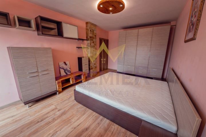 Тристаен апартамент, Левски