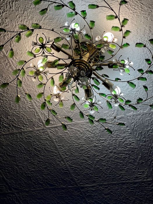 В продаже люстра