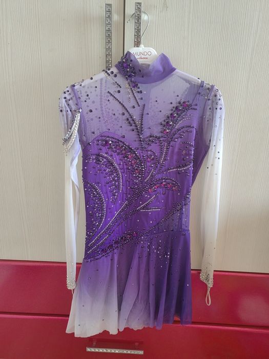 Продаю платье для фигуристов