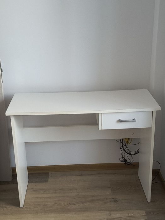 Vând birou alb, simplu, cu sertar,  100 cm x 40 cm