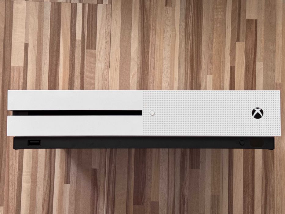 Xbox One S 1TB с една игра