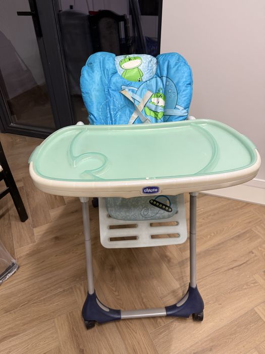 Детский столик на колесиках