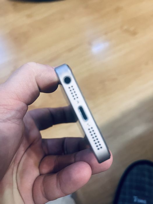 Телефон IPhone Se