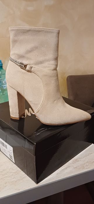 Vand cizme dama marimea 38 purtate f putin culoare crem