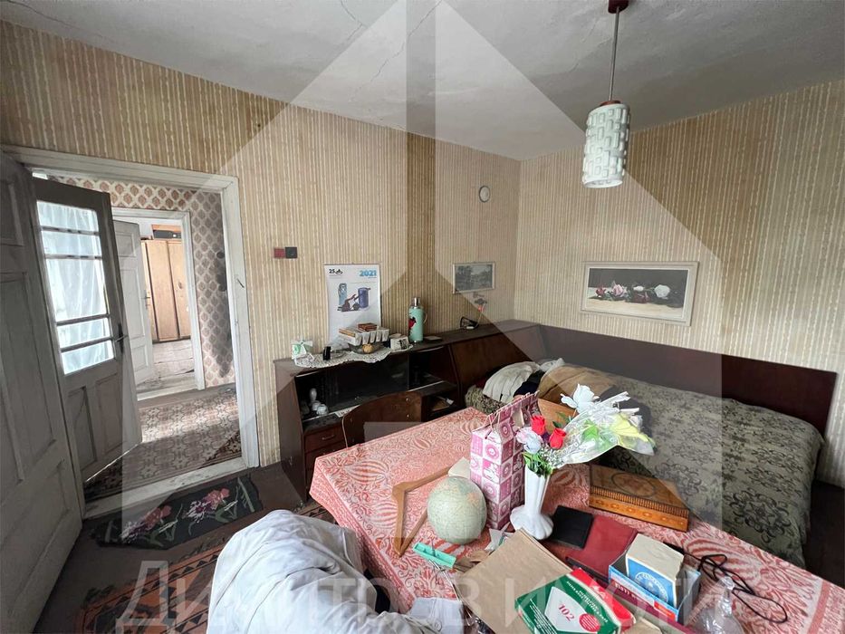 Продаваме самостоятелна тухлена къща в гр. Плиска с двор 1 дка и ГАРАЖ