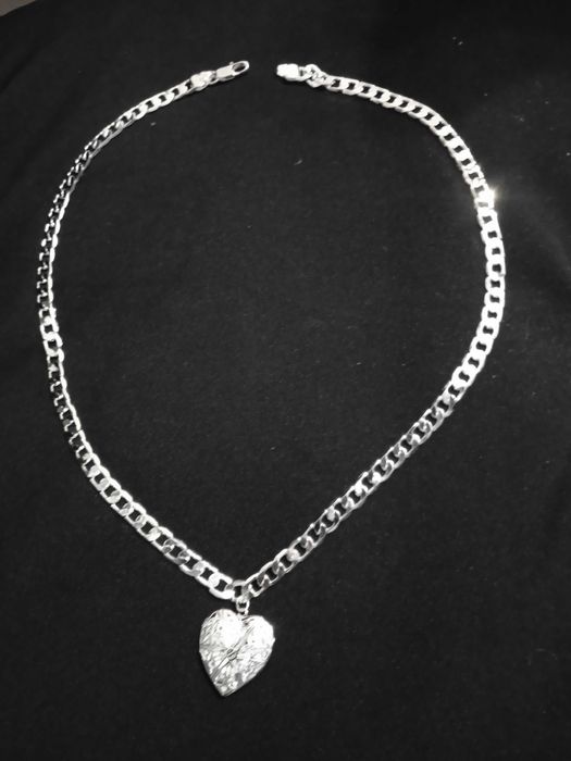 Ново, масивно дамско, сребърно колие с масивно сърце. В кутия.