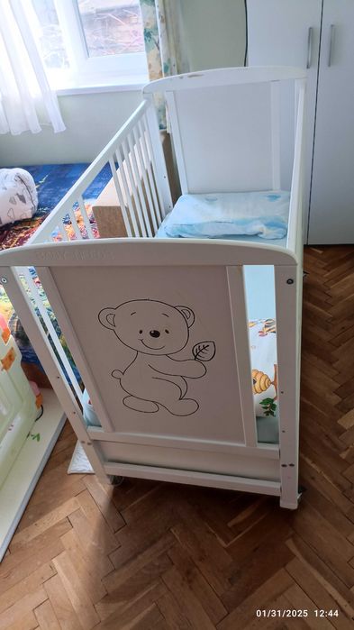 Детско легло кошара на колела от масивно дърво с матрак magniflex