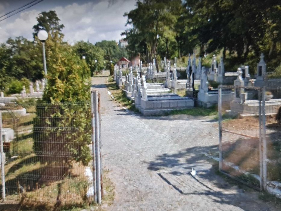 loc de veci la cimitir