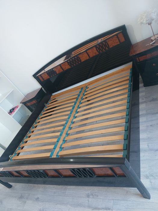 Pat matrimonial lemn masiv lacuit 200x200