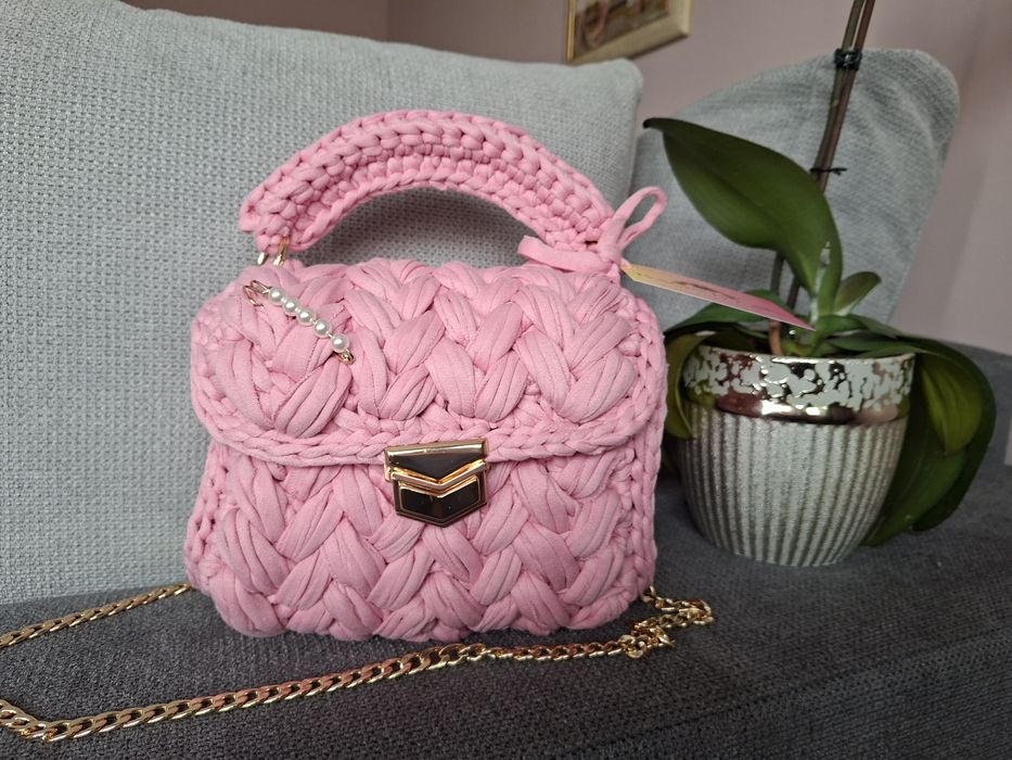 Розова плетена чанта макарон
