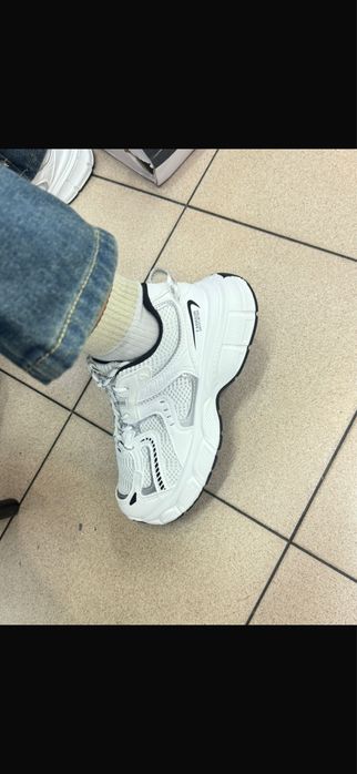 Кроссовки белые спортивные