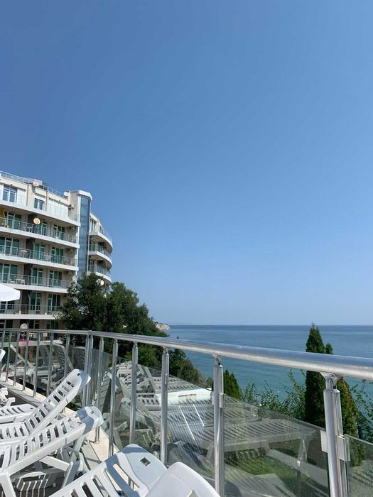 Предлагам нощувки в  двустаен апартамент на първа линия в гр. Бяла.