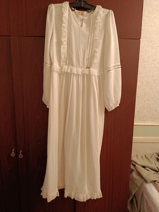 Продаю платье белое красивое