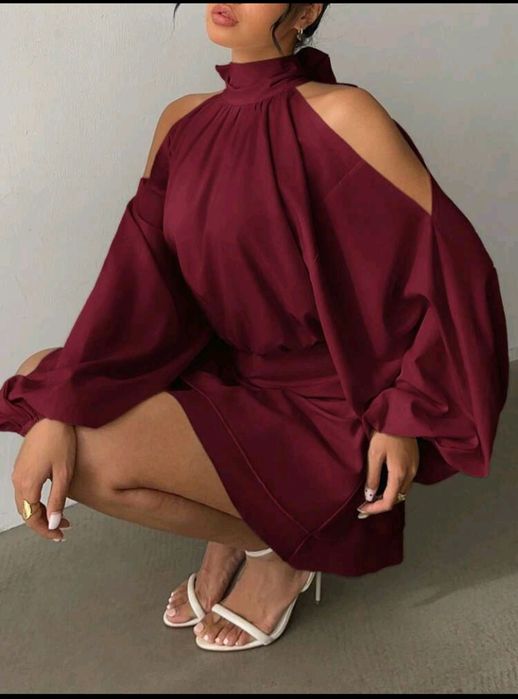 Къса червена рокля