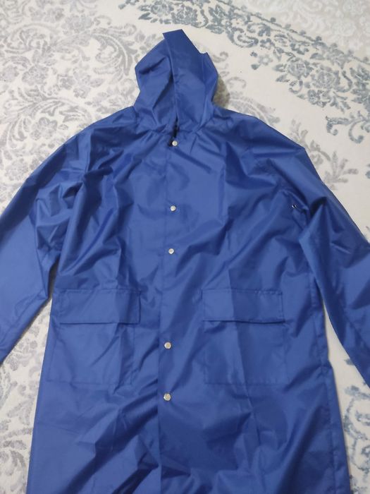 Плащ сатылады фирменный, капющоны бар.
