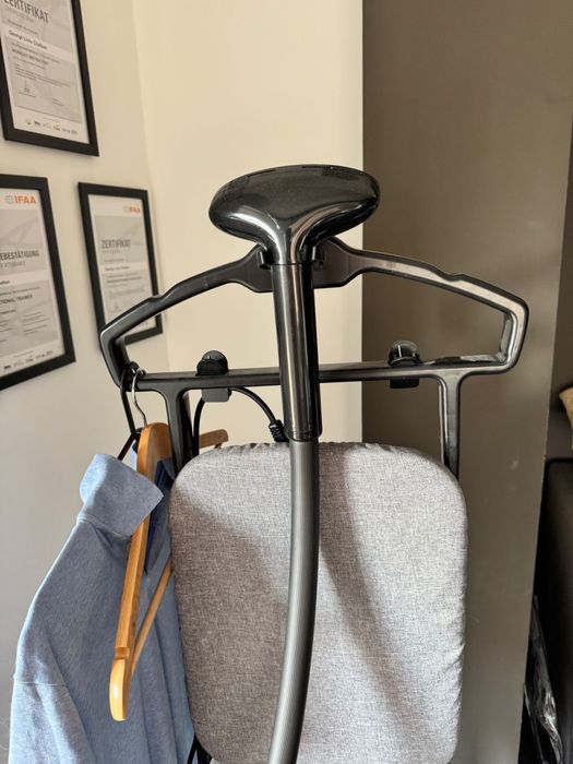 Aparat de calcat vertical cu aburi