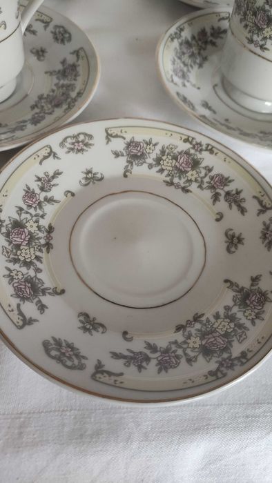 Комплект от 5 чашки и 5 чинийки за чай или кафе със златен кант