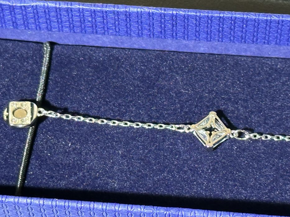 Нова Дамска Гривна Swarovski Dazzling Swan bracelet с пълна опаковка и документация