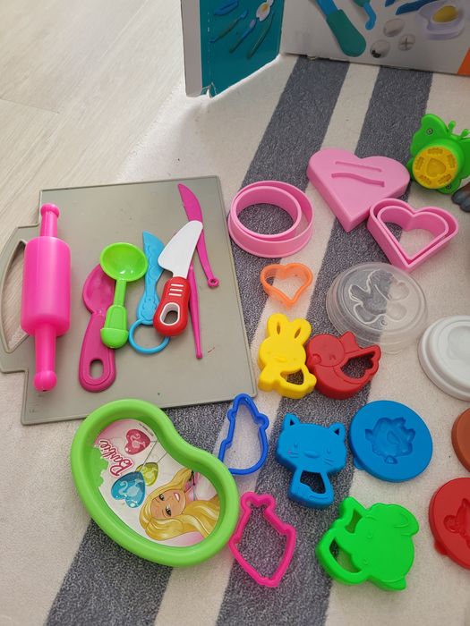 Куче на зъболекар и формички за пластелин