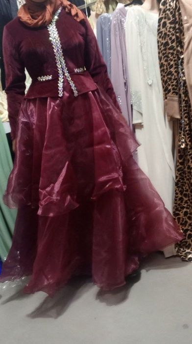 Vechirni kuylak bir marta kiyilgan