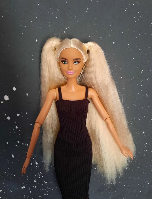 Barbie extra cu părul blond