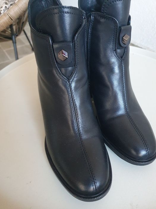 Ghete damă din piele negre