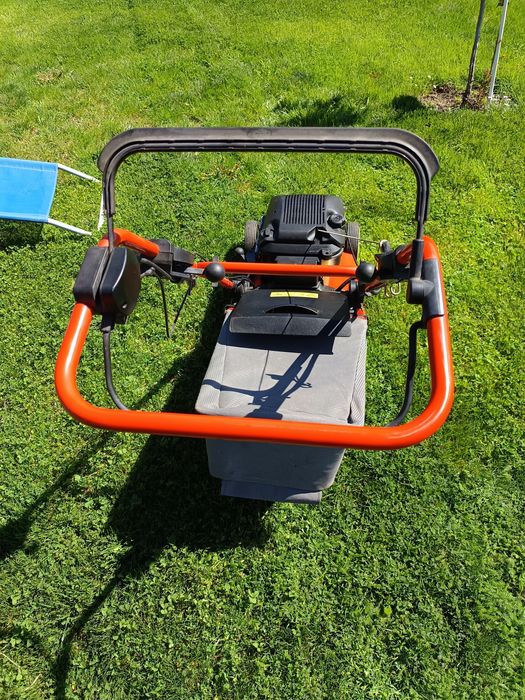 Mașină tuns iarba cu tracțiune