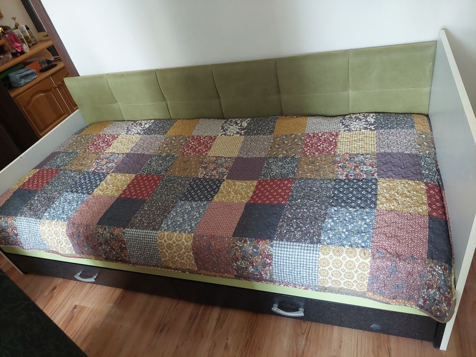 Единично легло с чекмеджета