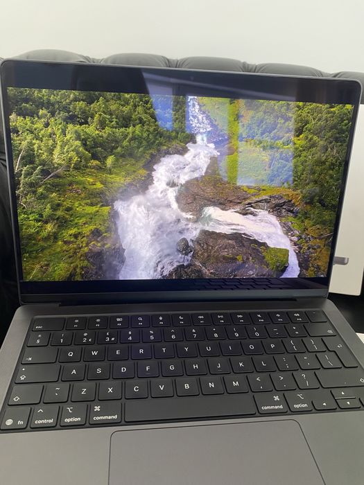 MacBook Pro 14 inch M5, 1 TB, 16 GB RAM, Black, Ca nou