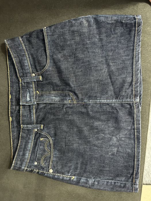 Fusta Levi’s noua nepurtata