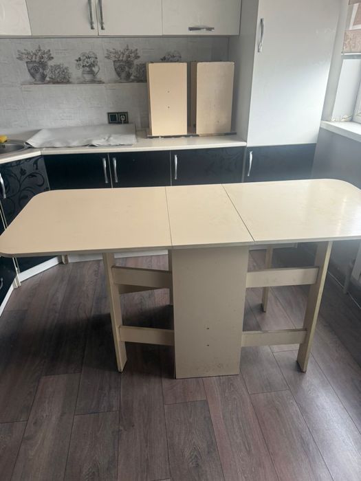 Кухонный стол с табуретками