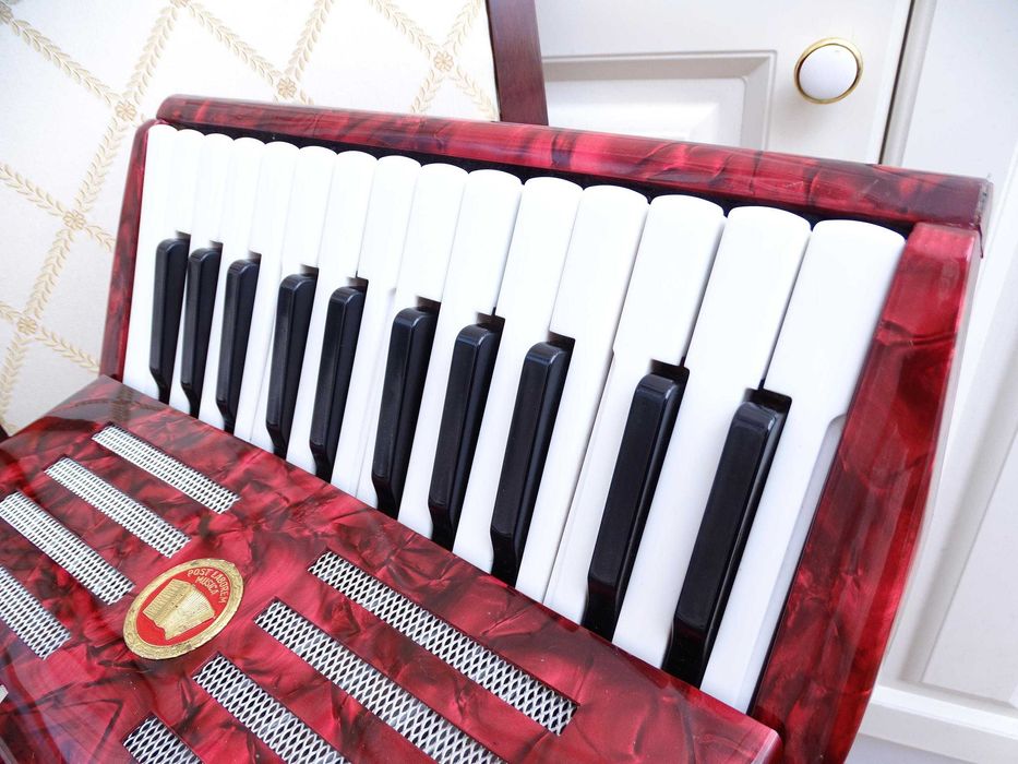 Много запазен стар акордеон Велтмайстер 12 баса