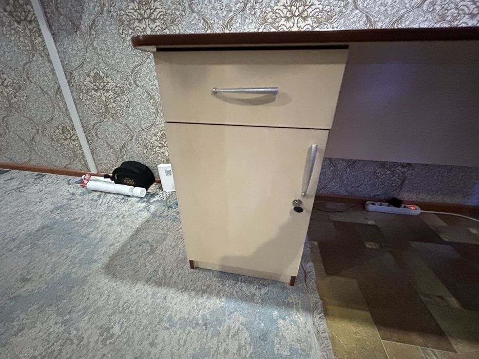 Стол письменный.