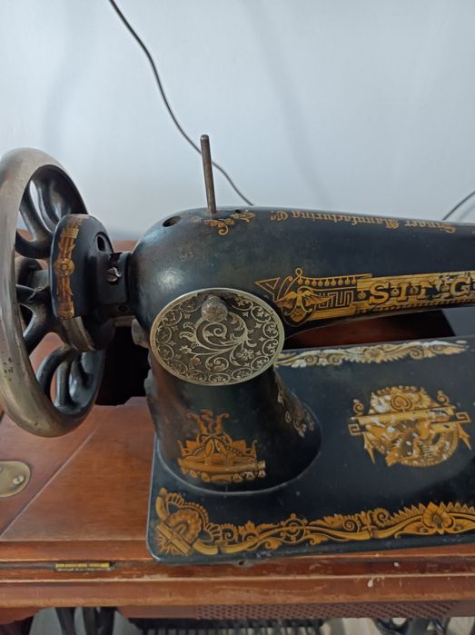 Vând sau la schimb Singer în stare bună de funcționare și estetică.