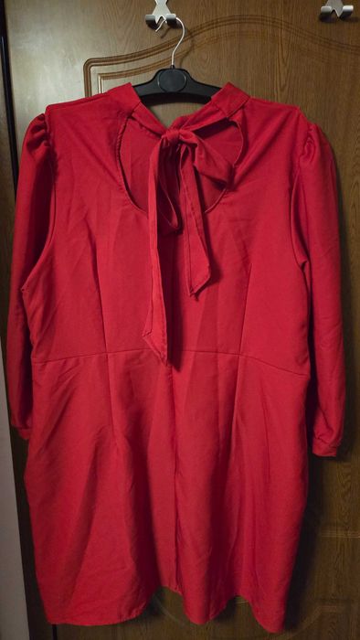 Червена рокля голям размер