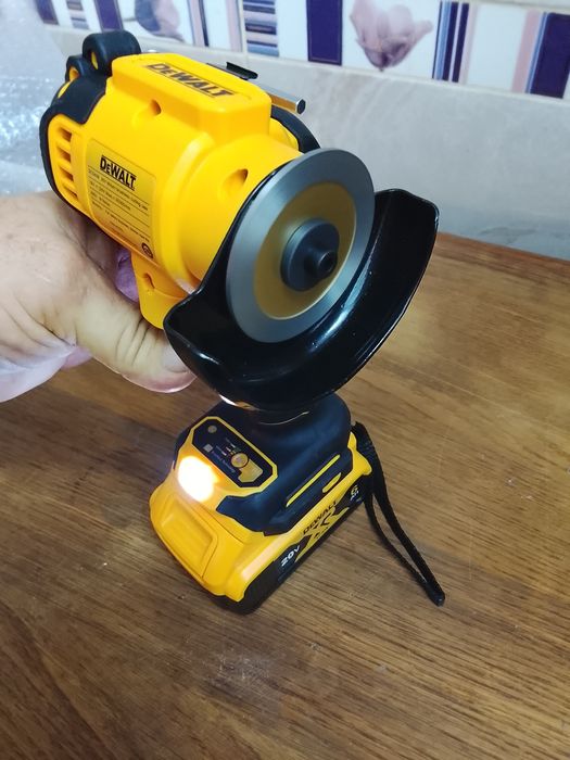 Mini flex DeWalt cu o baterie de 6 A Nou