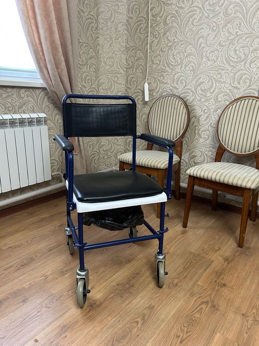 Продам кресло каталку туалет