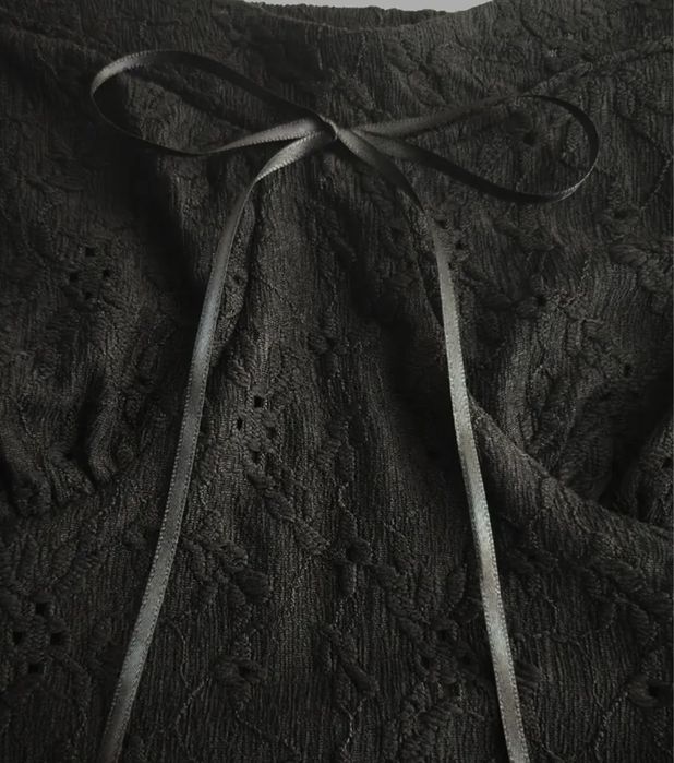 Черное коужевное платье