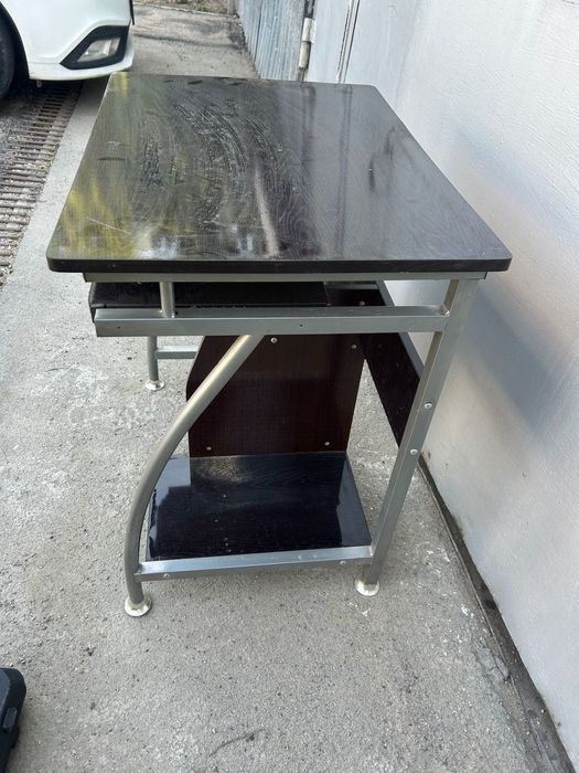 Стол белый черный под дерево