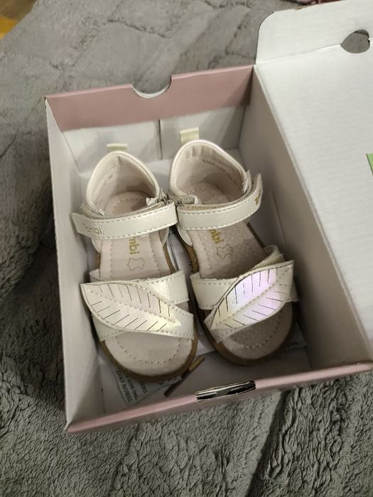 Продам детские босоножки 20 р