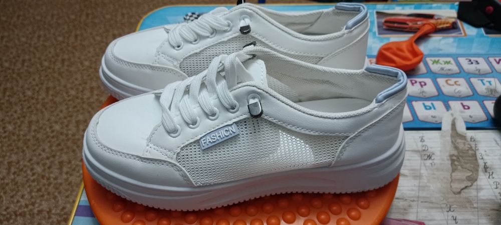 Женские кроссовки 36 размер