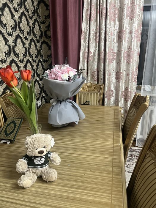 Стол и стулья в гостиную