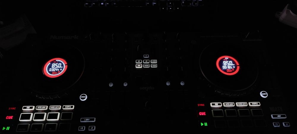 Vand consola Numark NS4FX - Controller DJ profesional 4 deck-uri (Serato DJ)