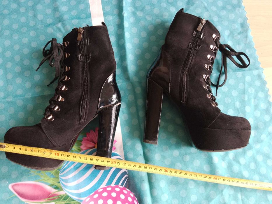 Продавам боти велур и лак. №37, но отговарят на №36. Запазени.